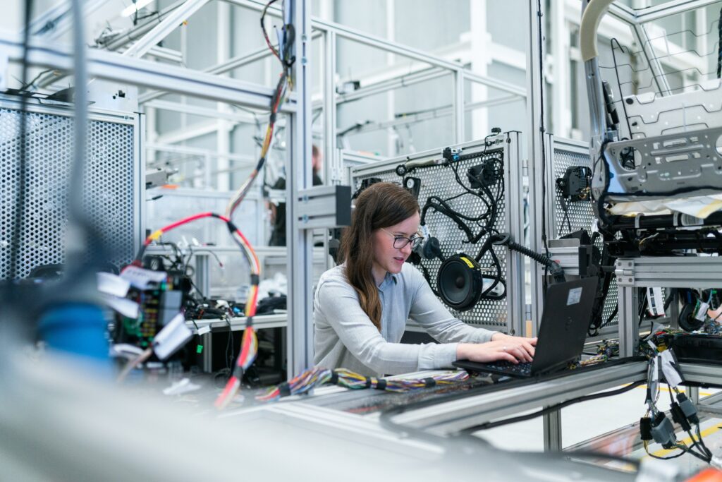 Mujer en laboratorio tecnológico moderno